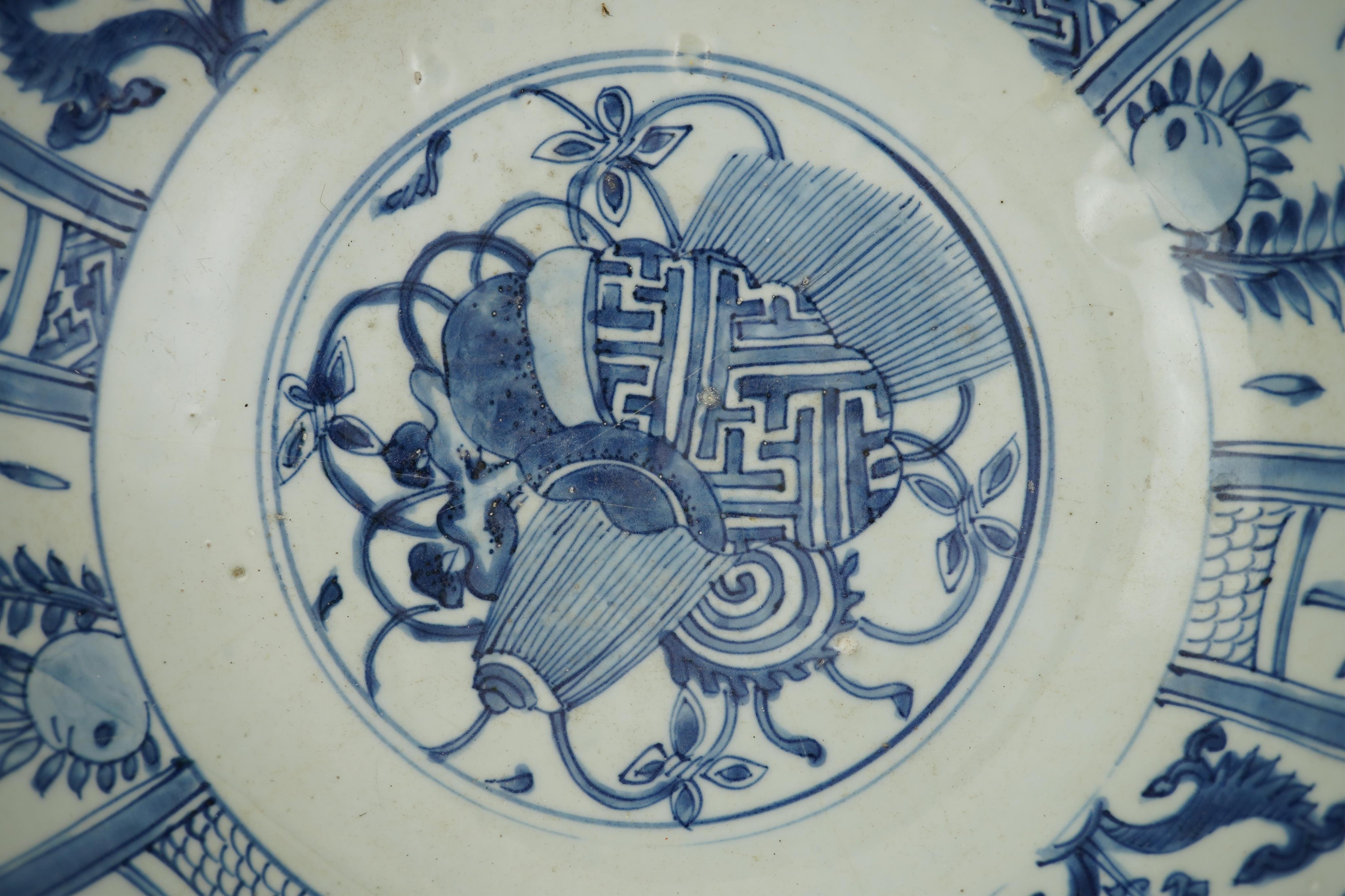 A large Chinese Ming blue and white ’kraak’ bowl, Wanli period (1572-1620)